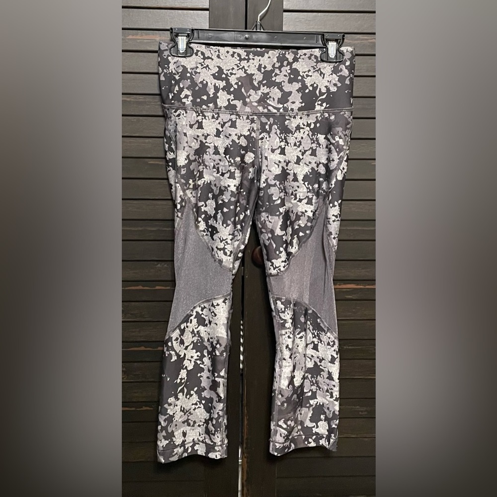 Under Armour~ Compression HeatGear ~Women~M~Crop Leggings~Mesh~Camo Black Gray